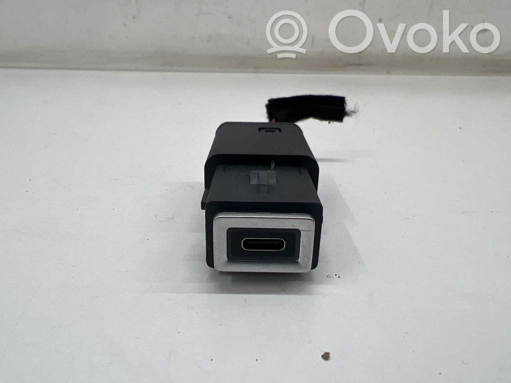 Peugeot 3008 III Gniazdo / Złącze USB 