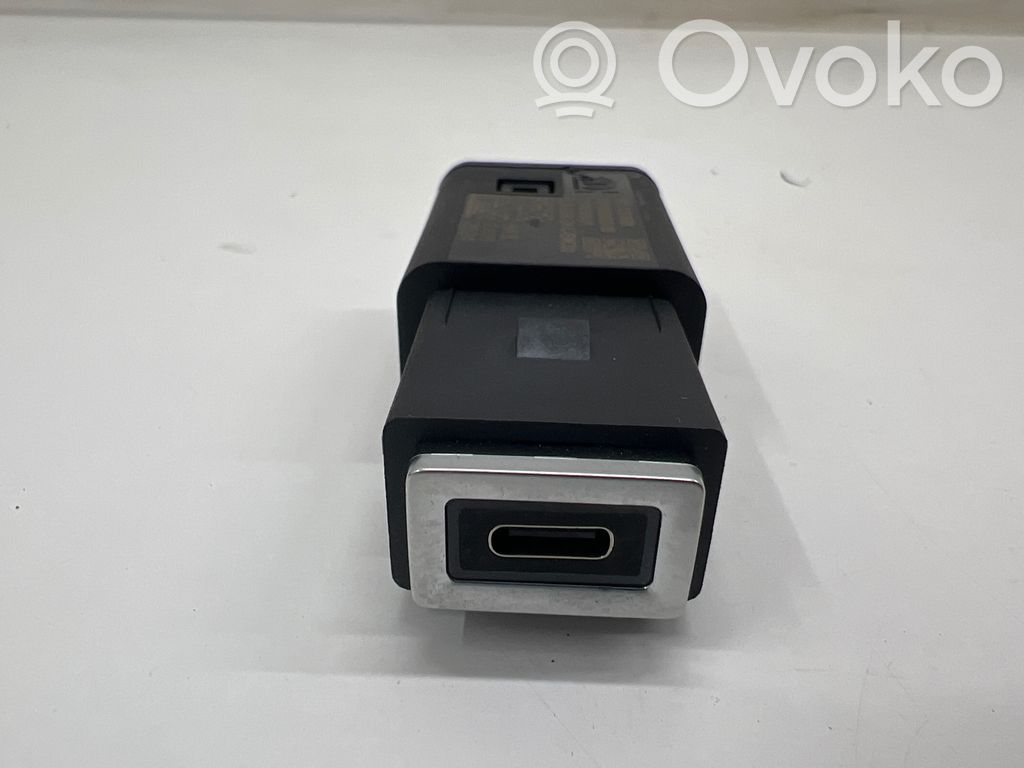 Peugeot 3008 III Gniazdo / Złącze USB 