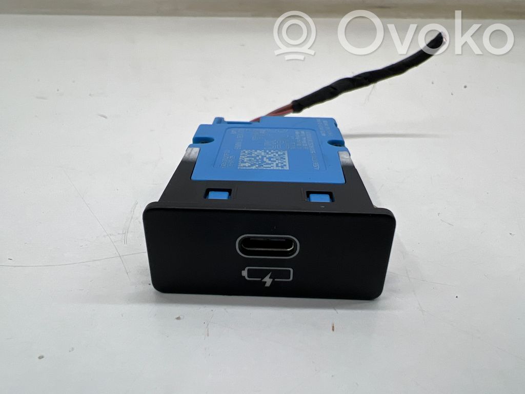 BMW i4 USB socket connector 