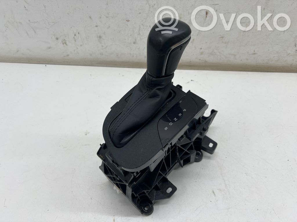 Toyota Yaris XP210 Lewarek zmiany biegów / górny 