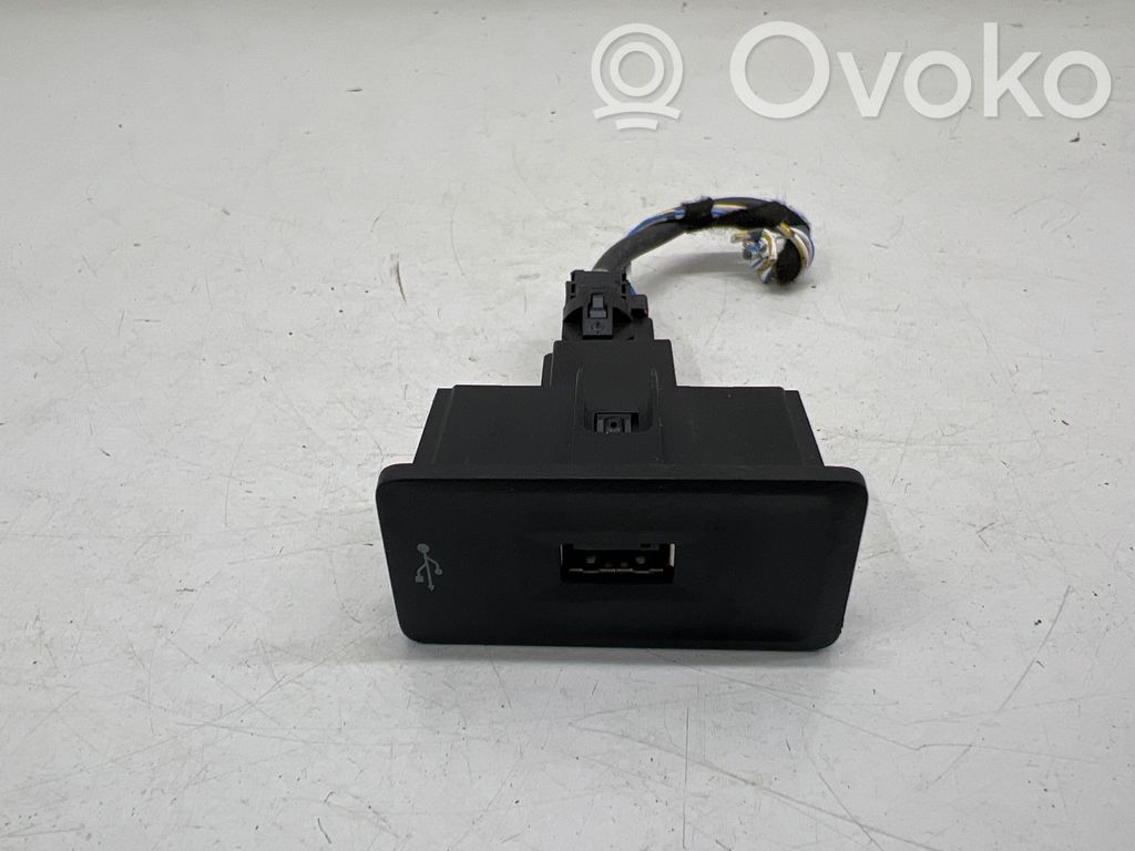 Volkswagen Golf VII Gniazdo / Złącze USB 