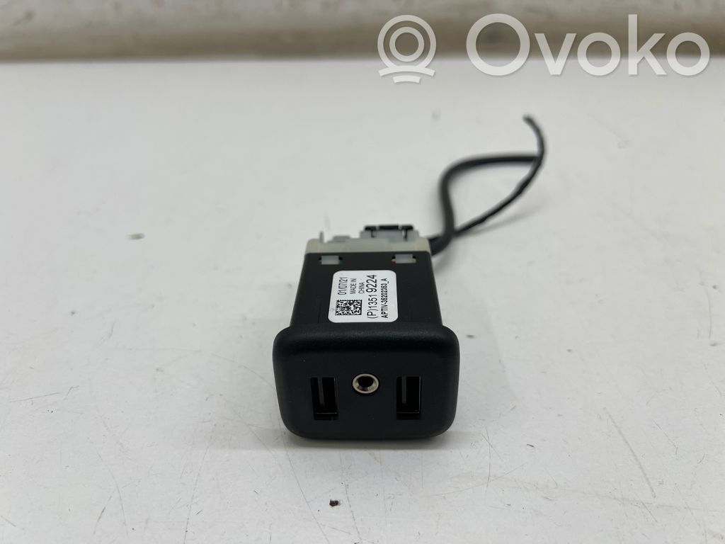 Opel Insignia B USB socket connector 