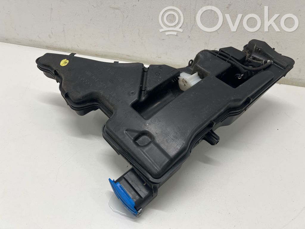 Audi A4 S4 B9 8W Logu šķidruma tvertne 