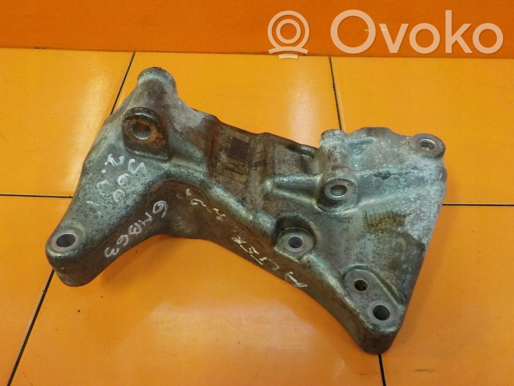 Volvo S60 Engine mounting bracket 