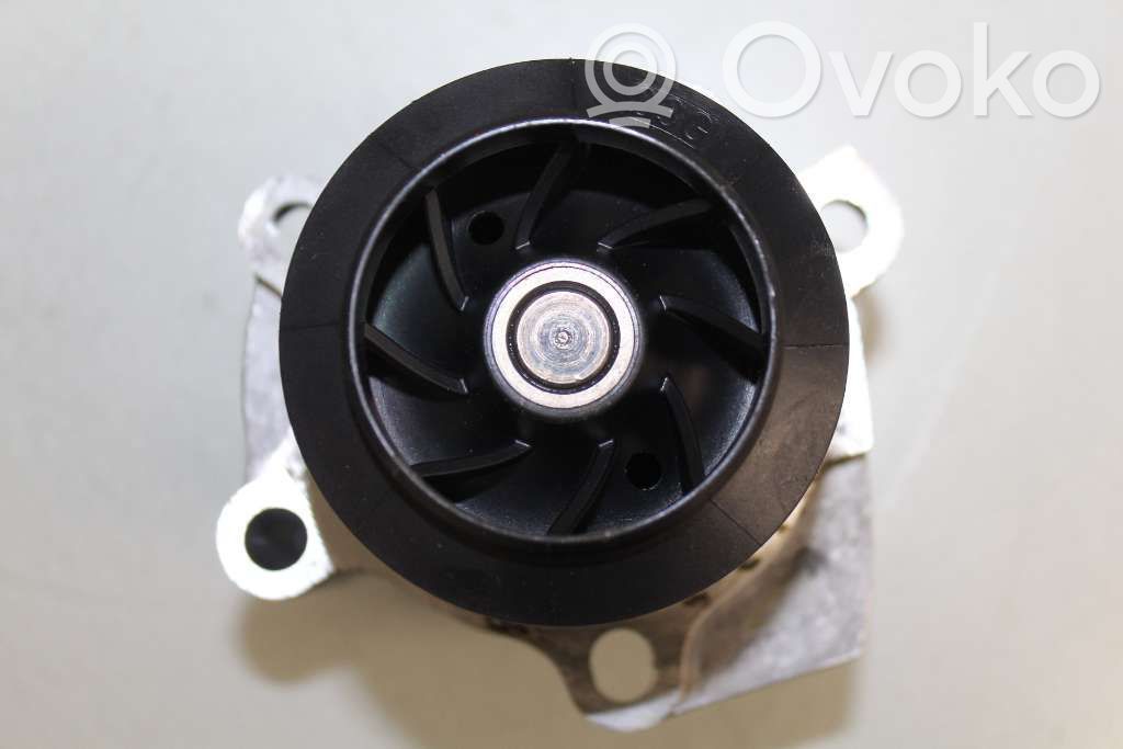 Volkswagen PASSAT B7 Pompa wody 