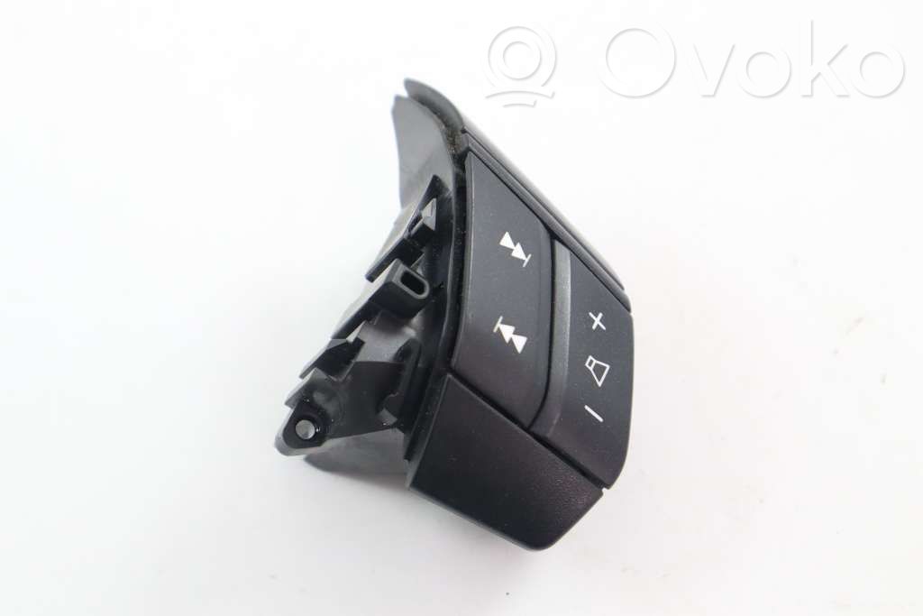 Volvo S60 Steering wheel buttons/switches 