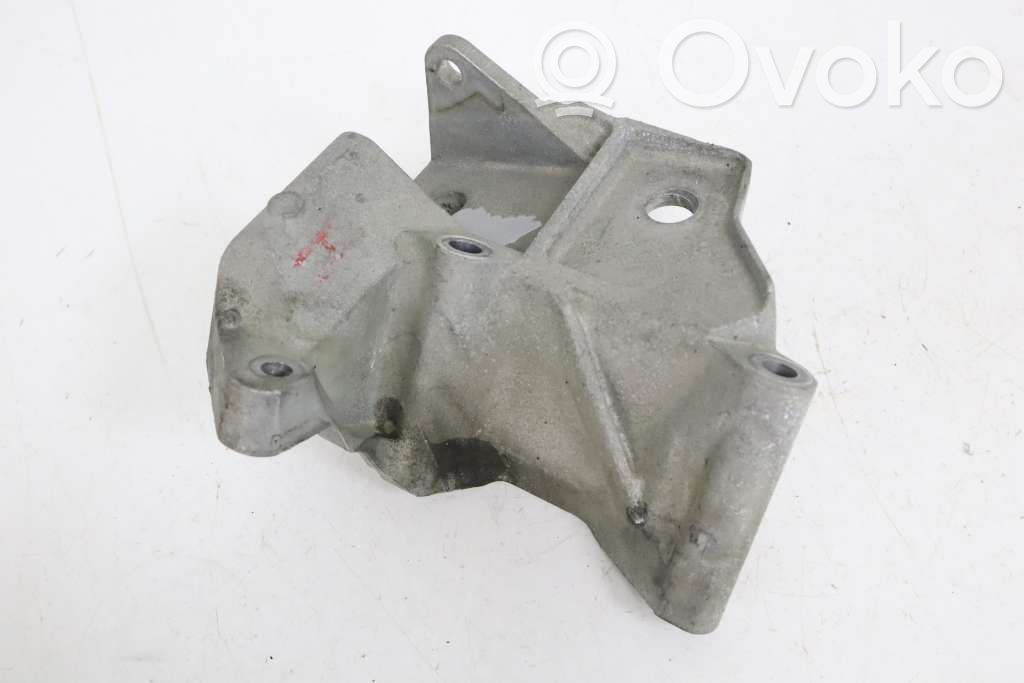 Volvo XC70 Engine mounting bracket 