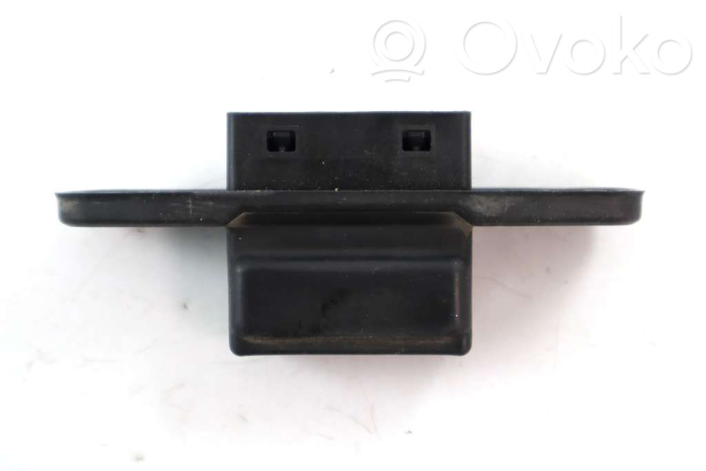 Tailgate/boot open switch button   KD53624B0