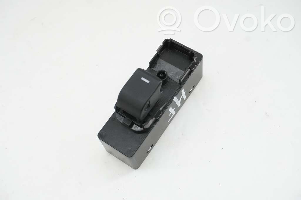 Mazda 3 III Electric window control switch 