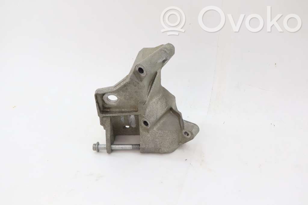 Volvo XC60 Engine mounting bracket 