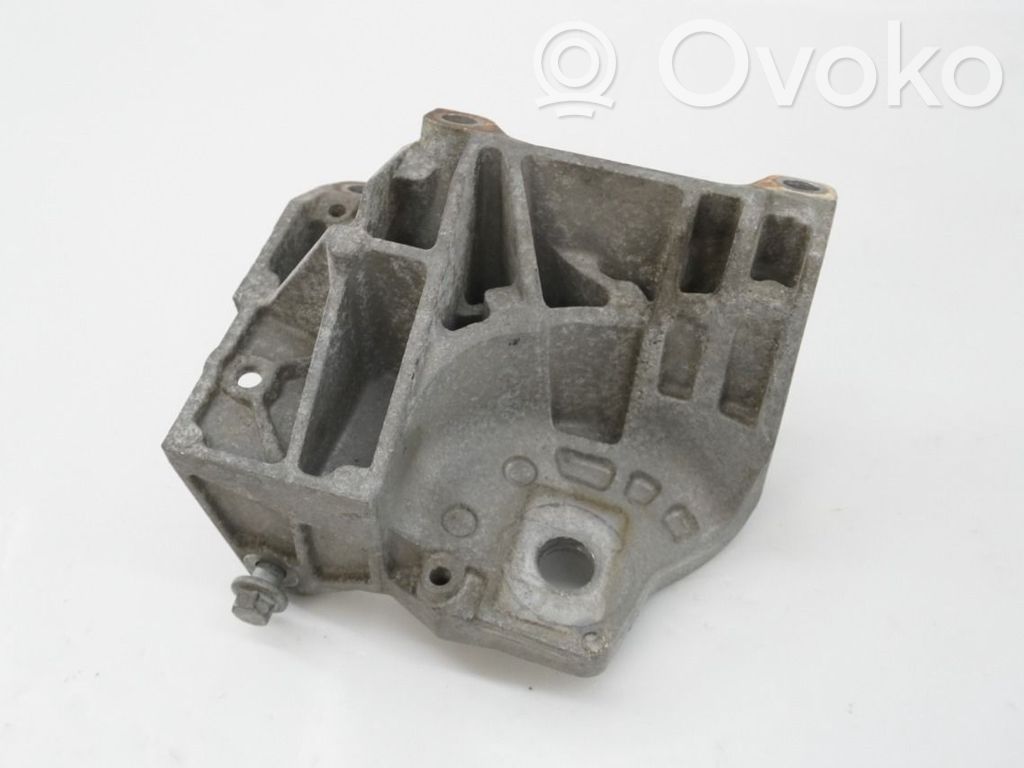 Volvo V70 Engine mounting bracket 