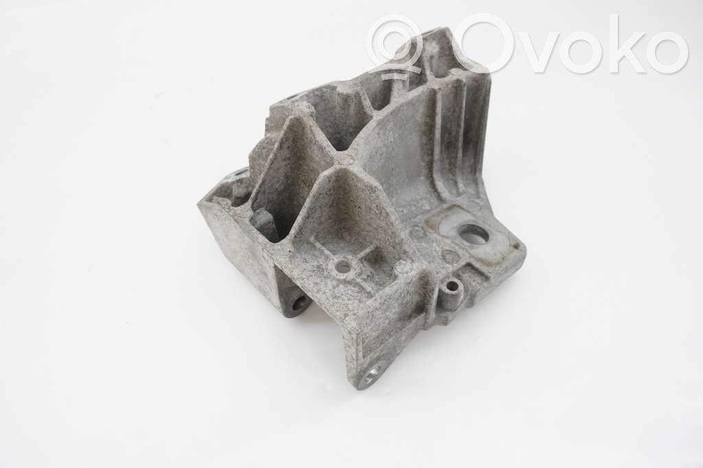 Volvo XC60 Engine mounting bracket 