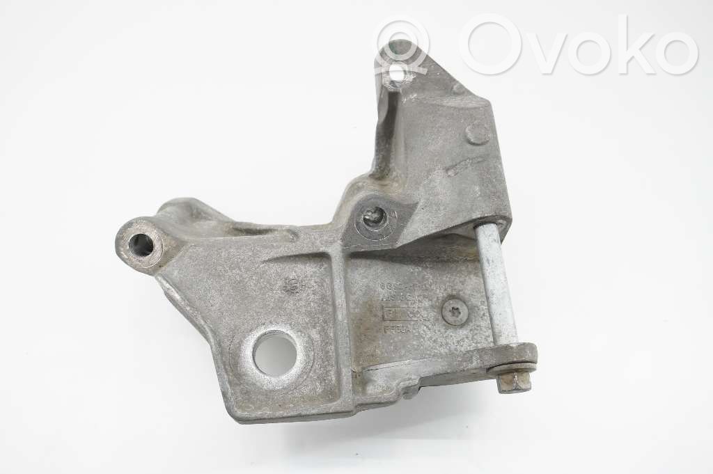 Volvo XC60 Engine mounting bracket 