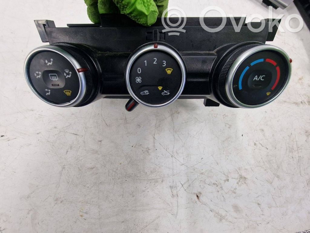 Dacia Duster II Climate control unit 