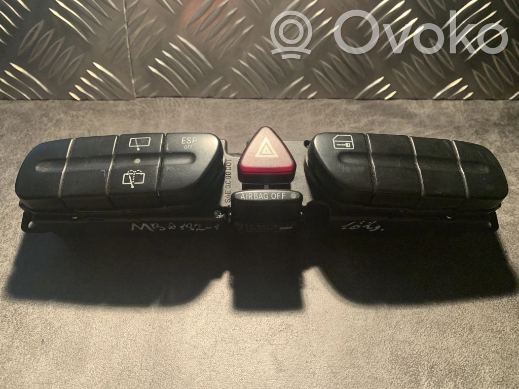 Mercedes-Benz C W203 Przycisk świateł awaryjnych 