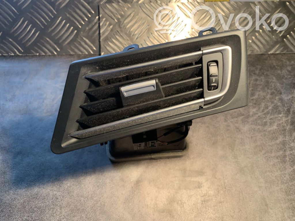 BMW 7 F01 F02 F03 F04 Lango oro grotelės 