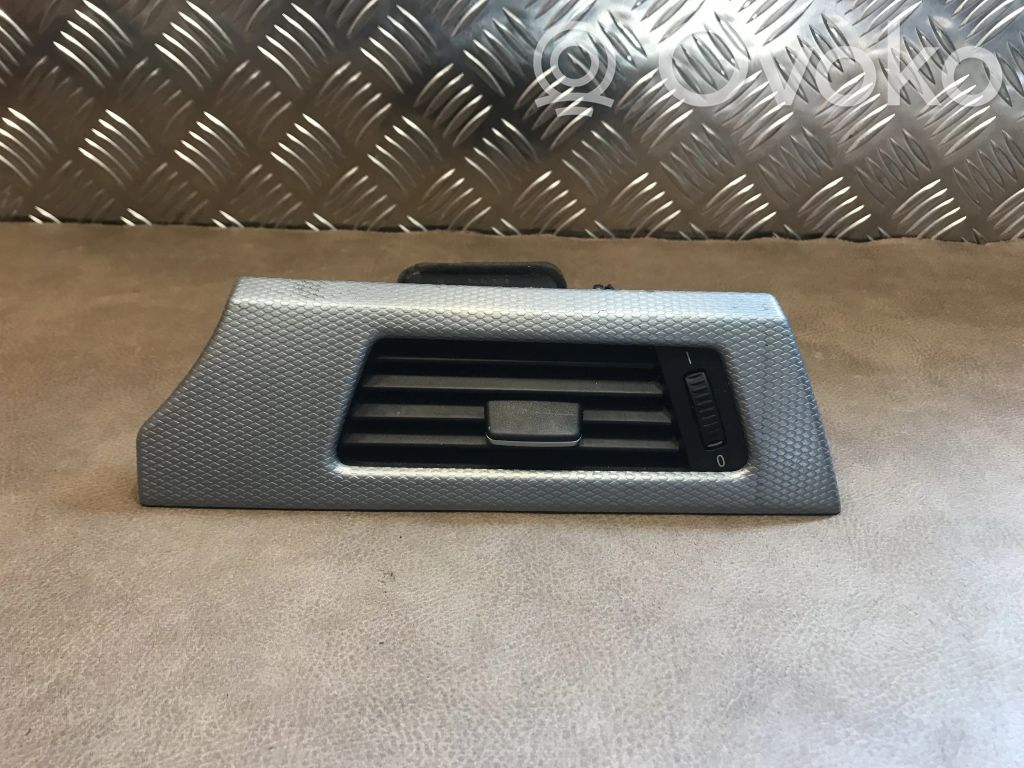BMW 3 E90 E91 Lango oro grotelės 