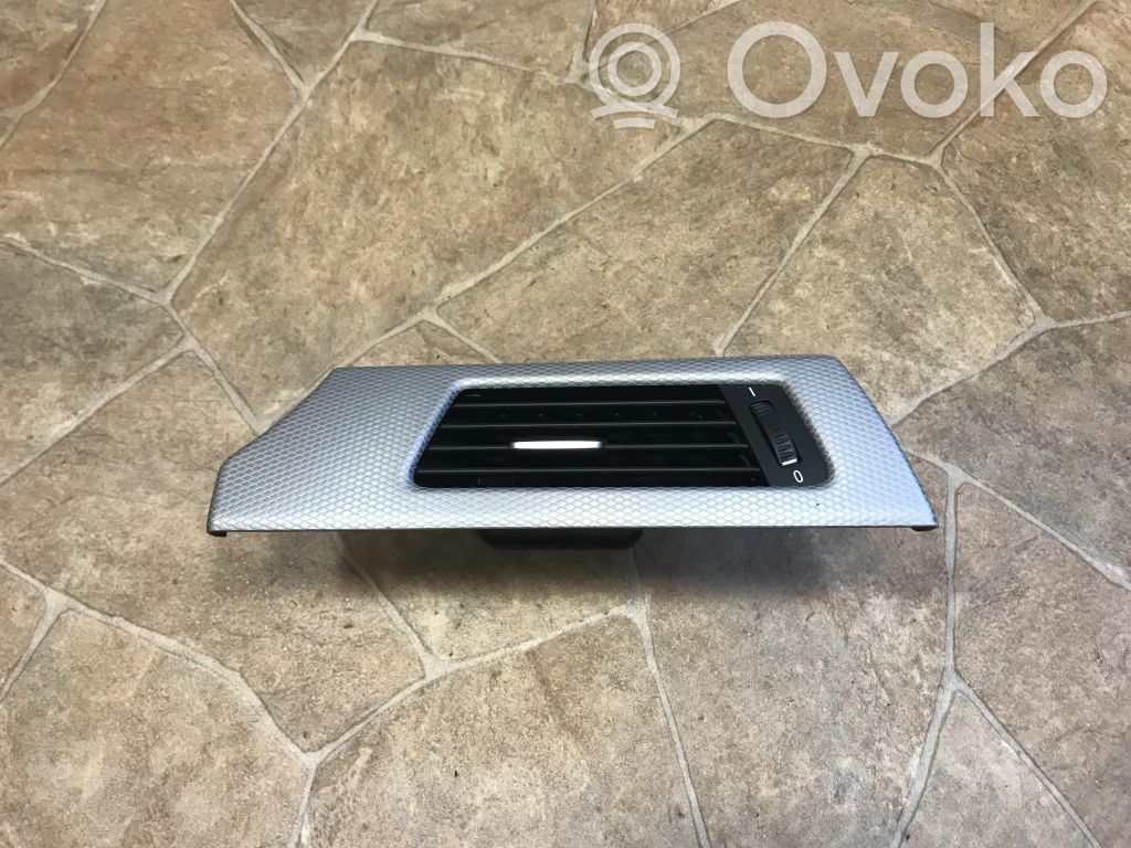 BMW 3 E90 E91 Lango oro grotelės 