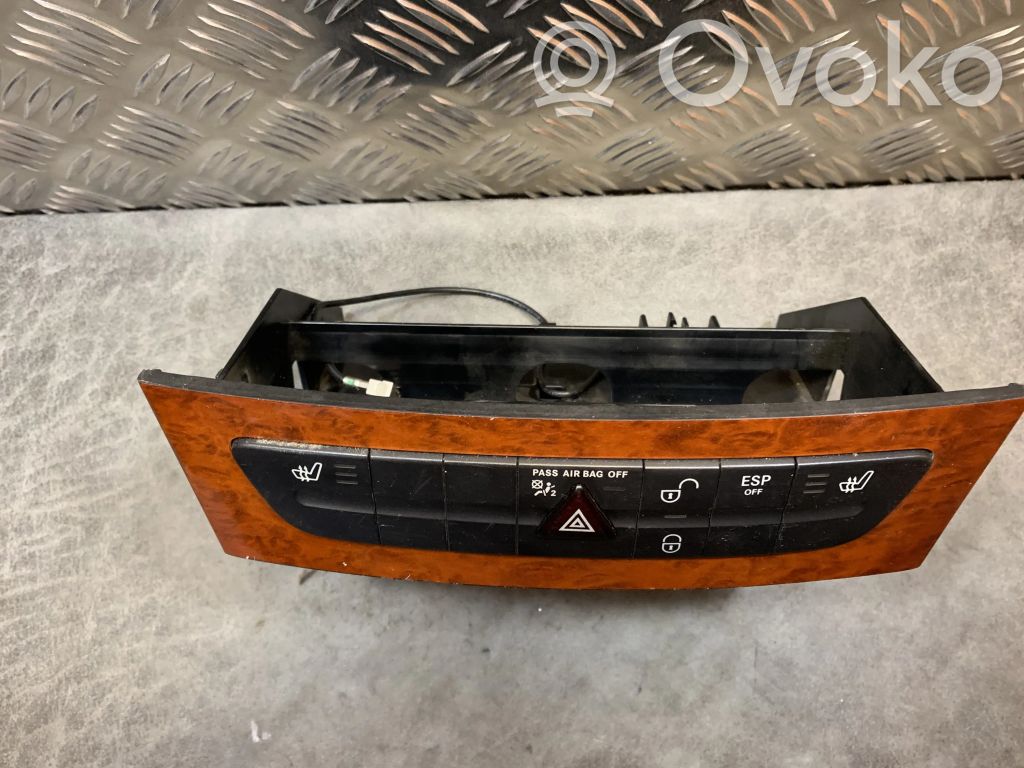 Mercedes-Benz E W211 Botón interruptor de luz de peligro 