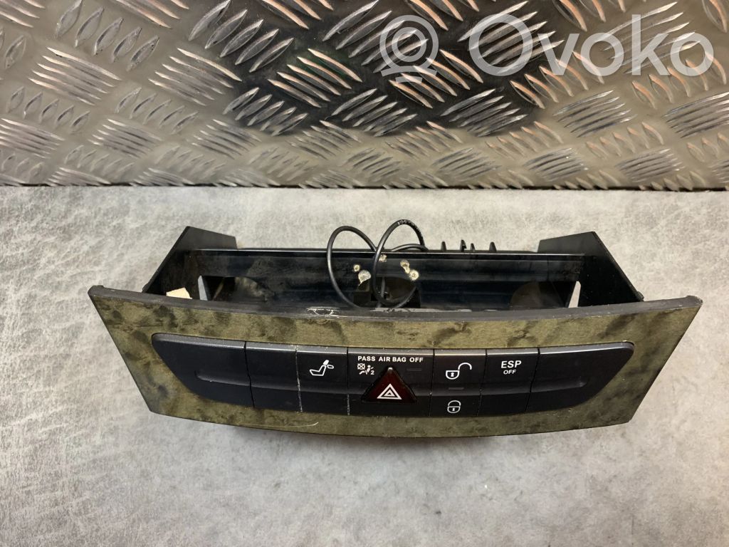 Mercedes-Benz E W211 Botón interruptor de luz de peligro 