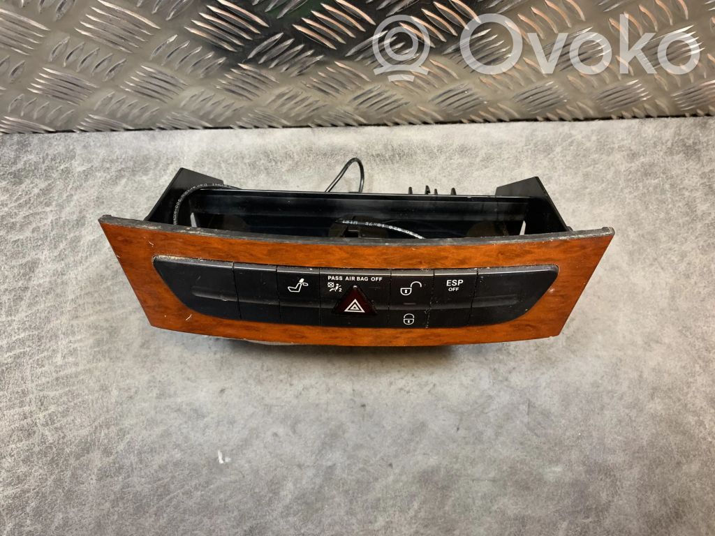 Mercedes-Benz E W211 Botón interruptor de luz de peligro 