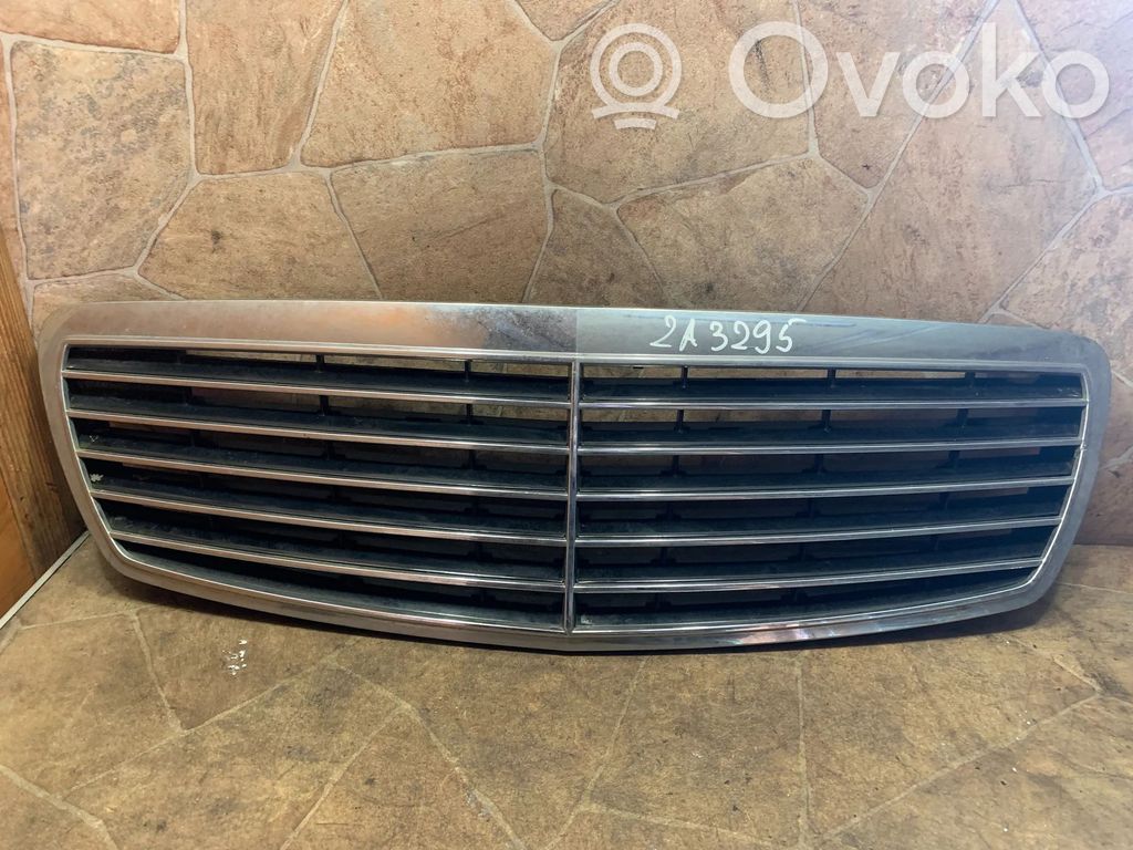 Mercedes-Benz E W211 Etupuskurin ylempi jäähdytinsäleikkö 