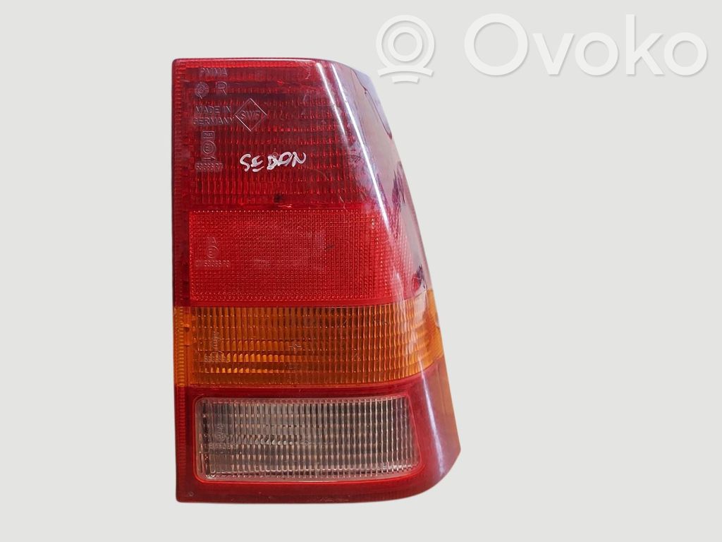 Opel Kadett E Задний фонарь в кузове 