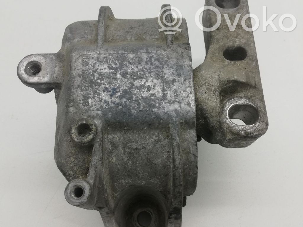 Volkswagen PASSAT B6 Engine mount bracket 