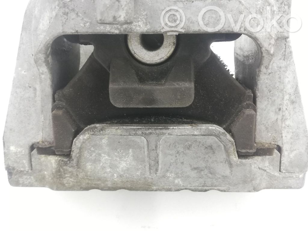 Volkswagen PASSAT B6 Engine mount bracket 