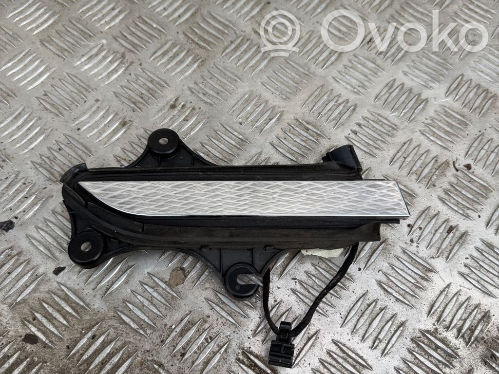 Tesla Model X Manecilla externa puerta delantera 