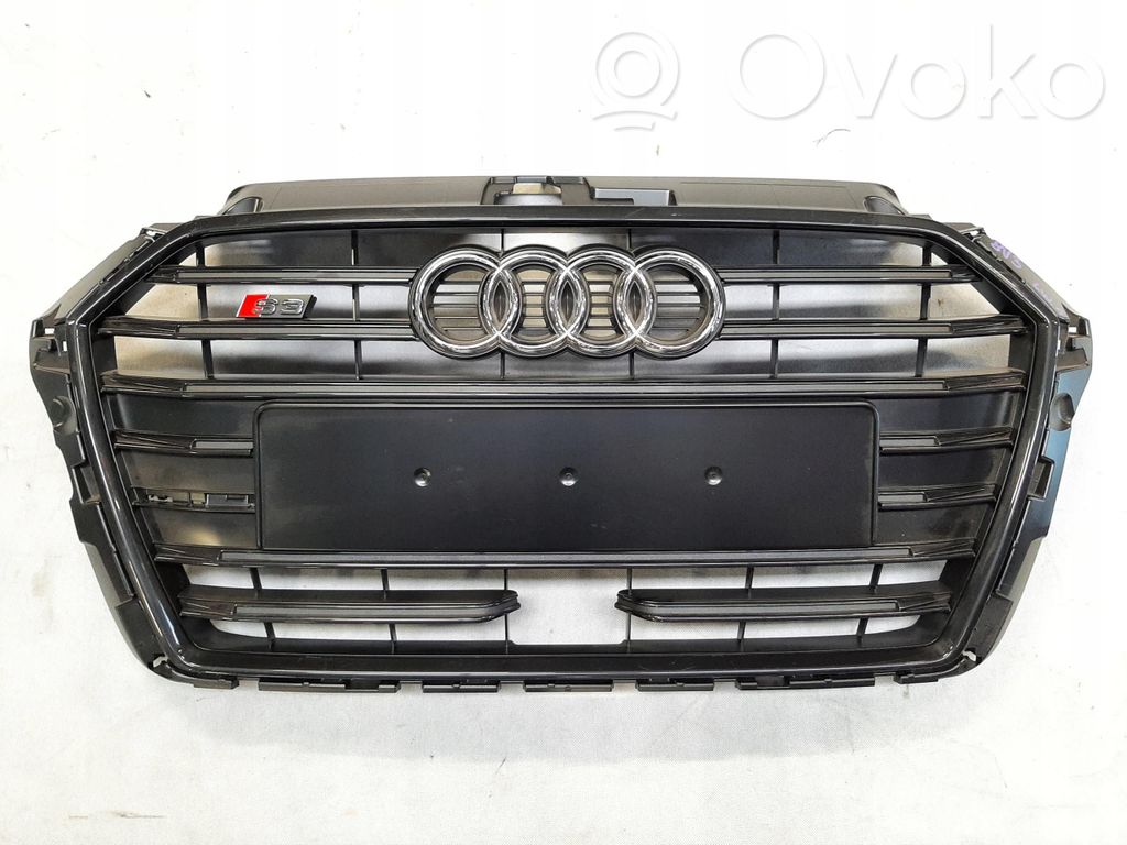 Audi A3 S3 8V Etupuskurin ylempi jäähdytinsäleikkö 