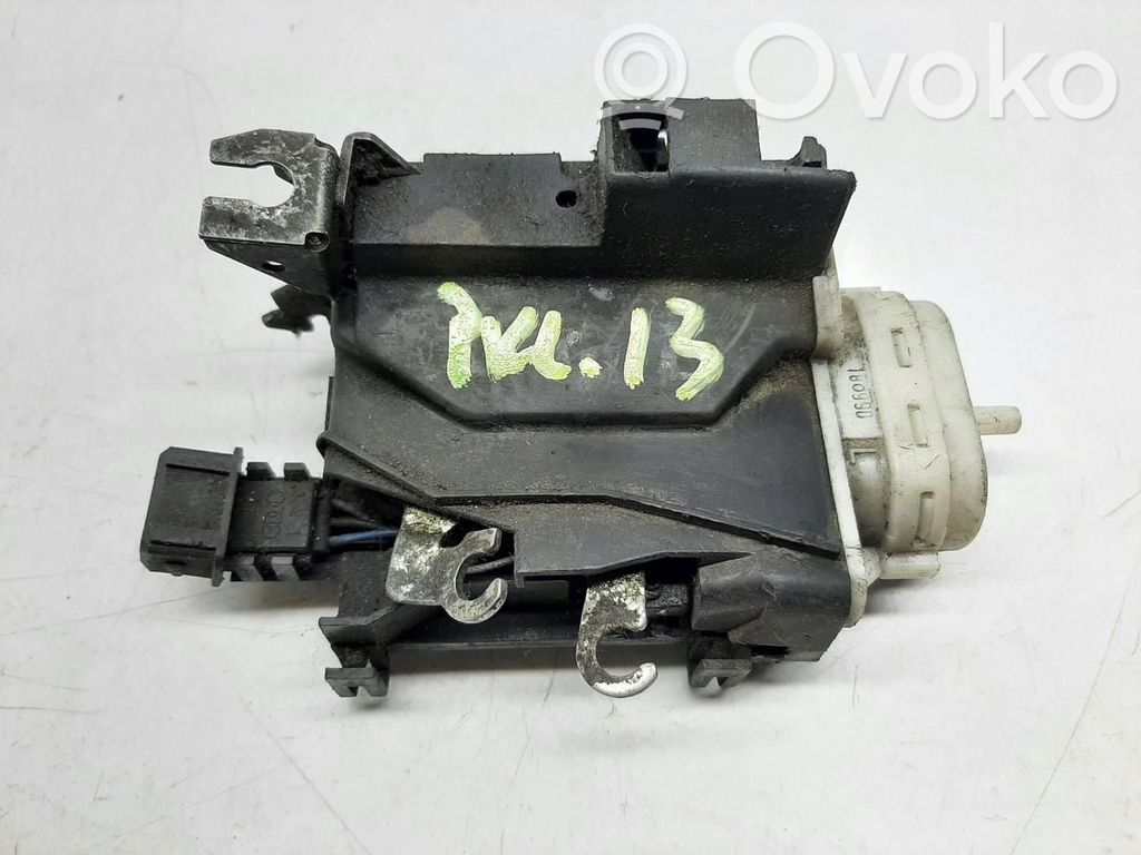 Audi A4 S4 B5 8D Priekšpusē slēdzene 