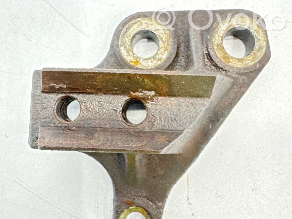Volvo V70 Engine mounting bracket 