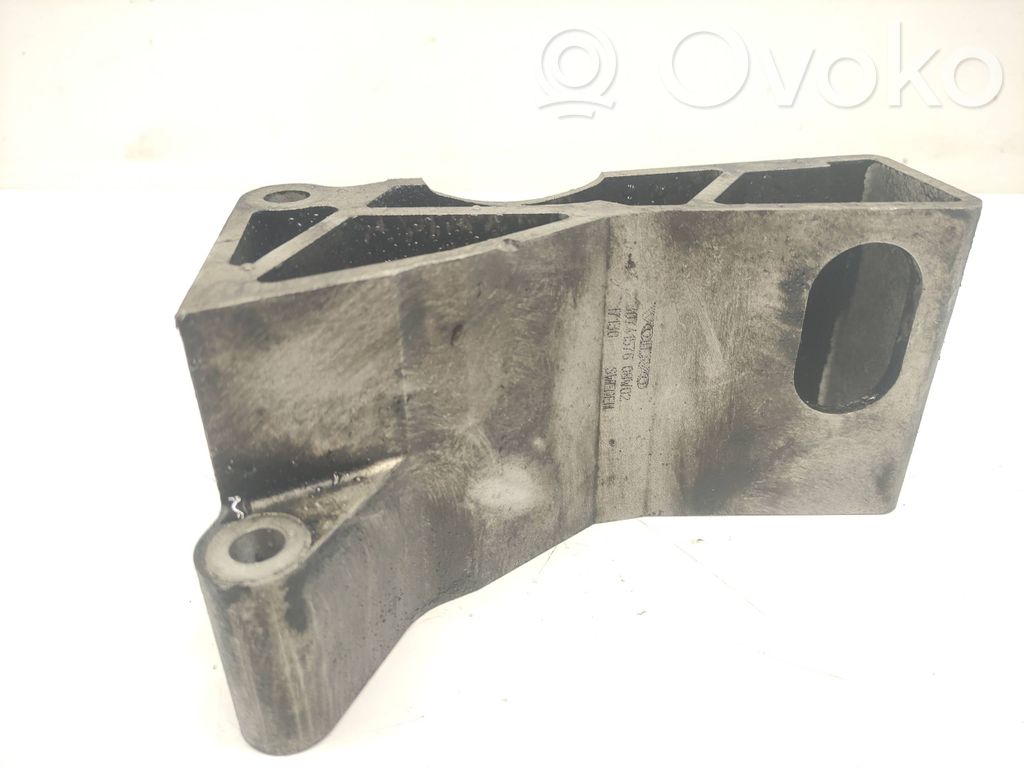 Volvo XC90 Engine mounting bracket 