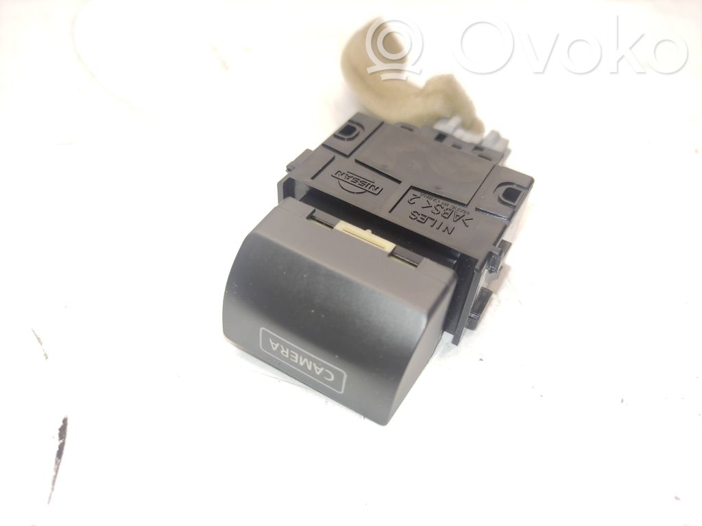 Nissan Qashqai Botón interruptor de luz de peligro 