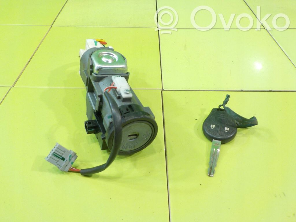 Nissan NV200 Užvedimo spynelė 