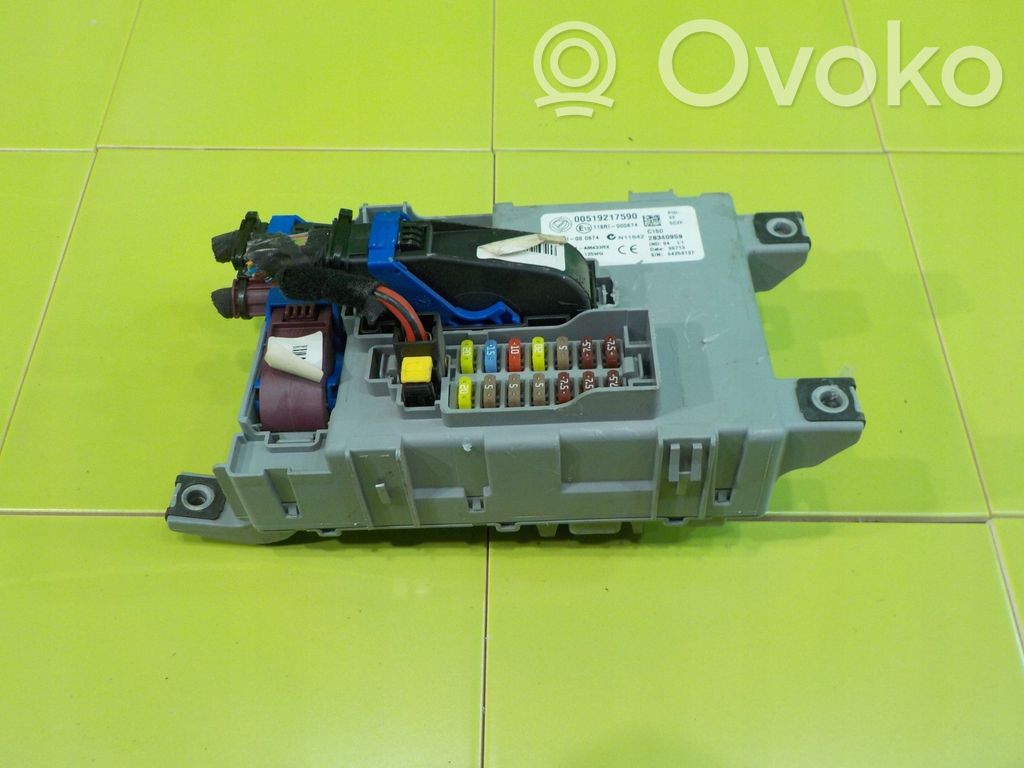 Opel Combo D Juego de caja de fusibles 
