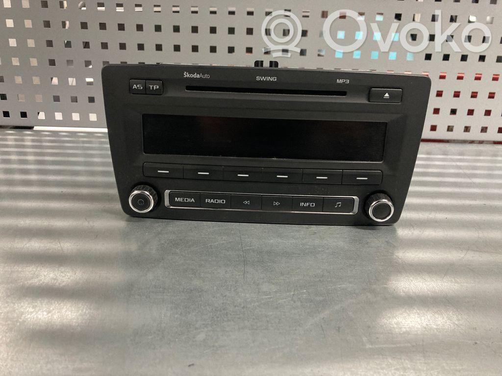 Skoda Octavia Mk2 (1Z) Panel / Radioodtwarzacz CD/DVD/GPS 