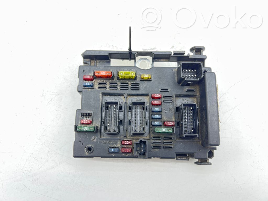 Peugeot 406 Saugiklių blokas 