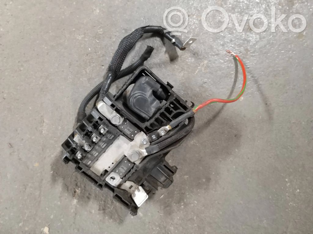 Opel Corsa E Узел подключения плюсовых проводов 