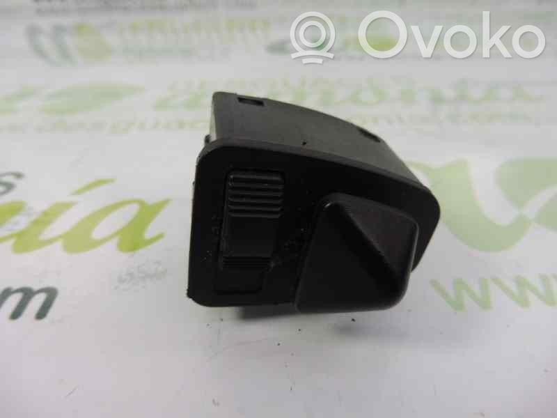 Wing mirror switch   61318373691