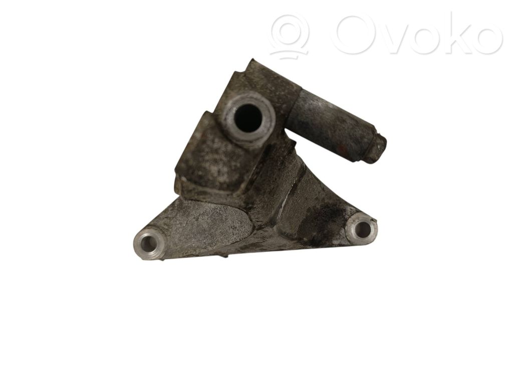 Engine mounting bracket