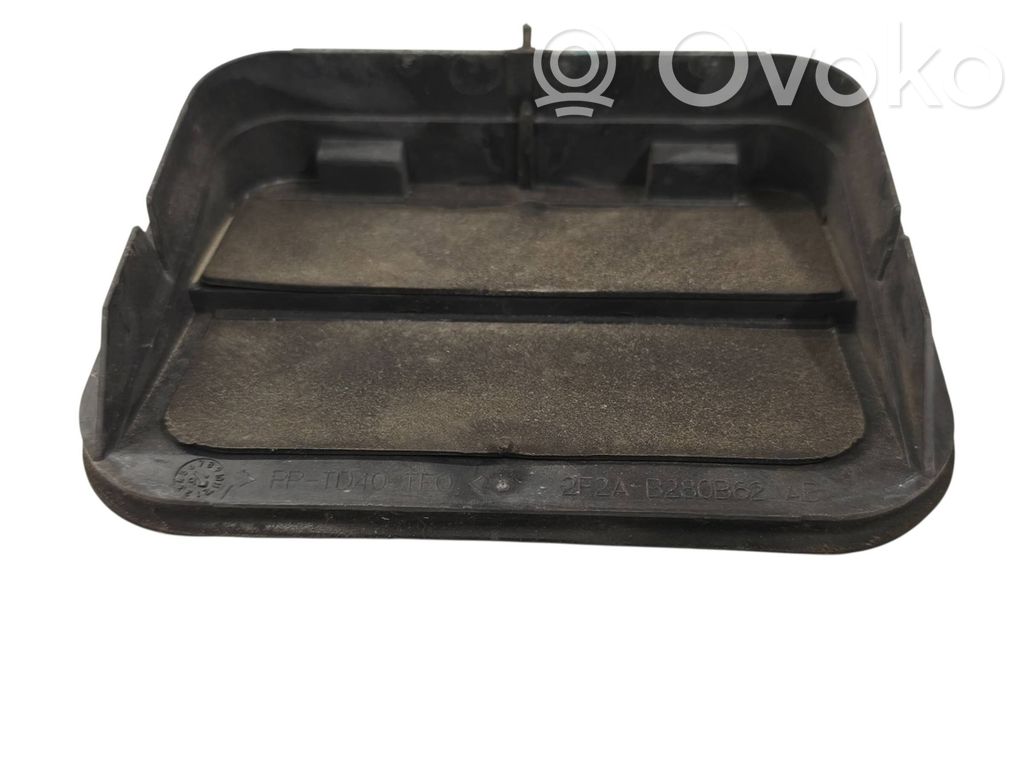 Quarter panel pressure vent   B280B62