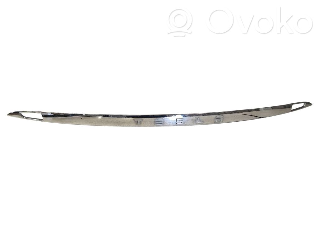 Tailgate trim   102577600A