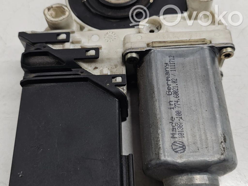 Volkswagen Golf IV Front door window regulator motor 