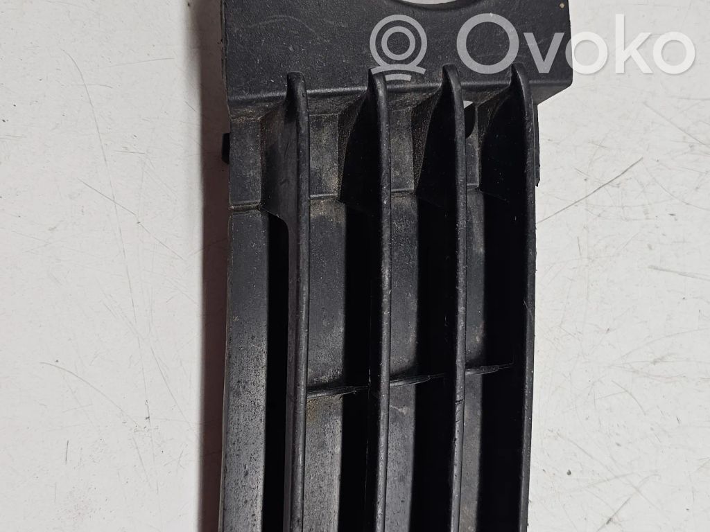 Audi A4 S4 B5 8D Etupuskurin alempi jäähdytinsäleikkö 