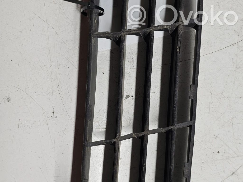Audi A4 S4 B5 8D Rejilla inferior del parachoques delantero 