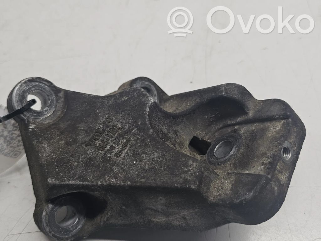 Volvo XC90 Engine mounting bracket 