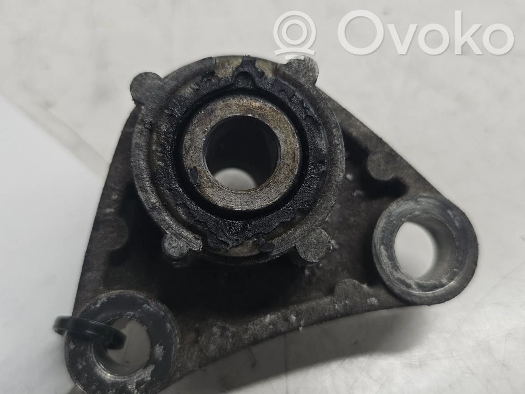 Volvo XC90 Engine mount bracket 