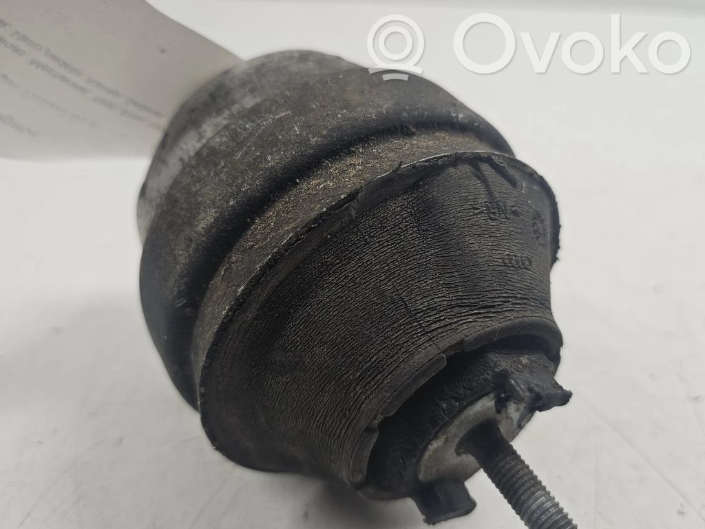 Volkswagen PASSAT B5 Engine mount bracket 